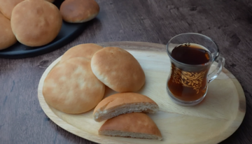 بمذاق ورائحة الزمن الجميل .. طريقة عمل القرص الفلاحي الطرية في المنزل بخطوات بسيطة