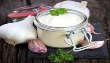 من المطبخ السوري .. طريقة عمل الثومية بخطوات بسيطة وأسرار نجاحها
