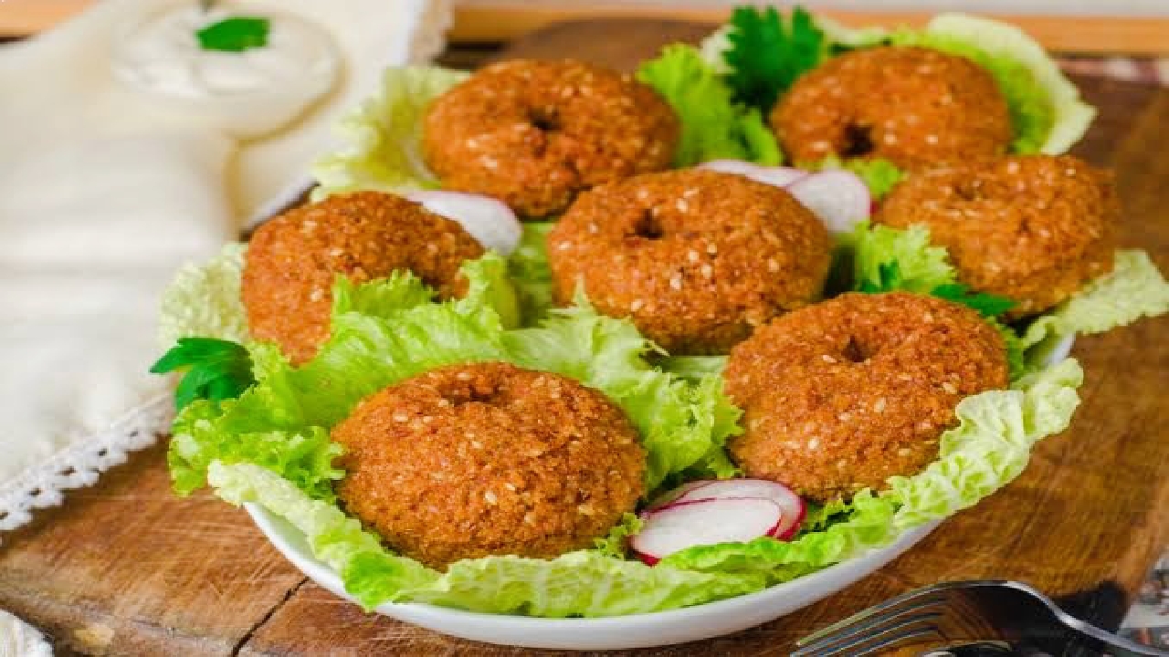 أعملي فلافل الحمص السورية بالطريقة الأصلية وسر تماسكها