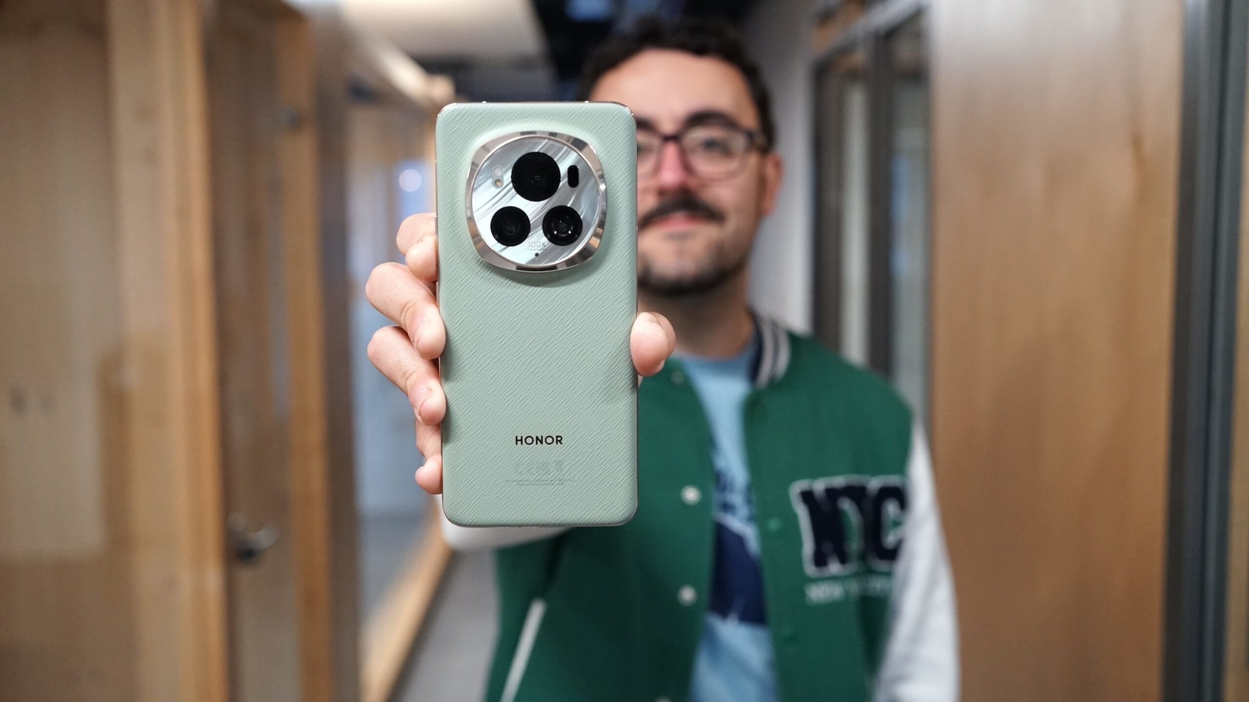 Honor Magic6: الإبداع الذكي في عالم الهواتف بكاميرات فائقة وأداء استثنائي 5 Honor Magic6: الإبداع الذكي في عالم الهواتف بكاميرات فائقة وأداء استثنائي