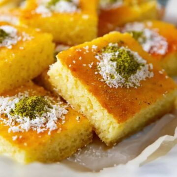 طريقة عمل البسبوسة مرملة وطرية هتاكل صوابعك وراها