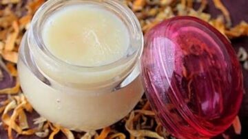 بدون أي مواد كيماوية.. طريقة عمل المخمرية في البيت لتعطير الجسم والشعر بريحة عطرة ومميزة