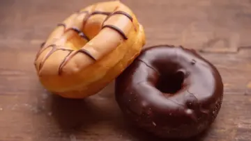 بأبسط المكونات اعملي أحلى دونات بطعم رائع لكي ولأولادك في المنزل