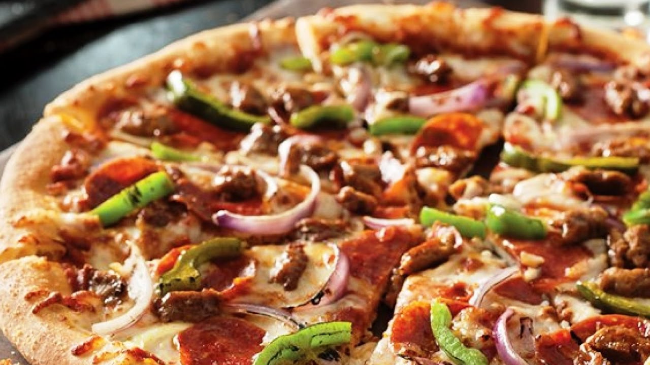 بيتزا المحلات في المنزل بأسهل طريقة وأطرى عجينة بطعم مميز ورائع 5 بيتزا المحلات في المنزل بأسهل طريقة وأطرى عجينة بطعم مميز ورائع
