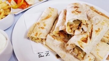 طريقة عمل الشاورما والعيش السوري الأكلة المفضلة للجميع في المنزل بدل تناولها بالمطاعم