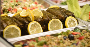 بخطوات سريعة وسهلة..طريقة تحضير ورق العنب سادة وباللحمة
