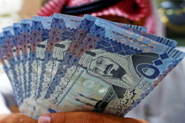 الموارد البشرية توضح: هل تؤثر التحويلات البنكية من أحد الأبناء على الضمان الاجتماعي؟
