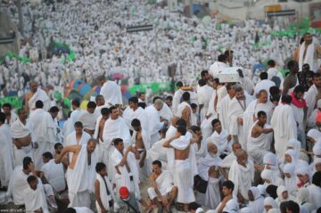 السعودية تستقبل أولى رحلات ضيوف الرحمن لأداء مناسك حج 1445هـ