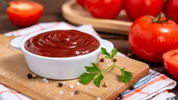 أساسي في كل وجبة.. اعملي صوص الكاتشب اللذيذ بمكونات بسيطة والطعم يجنن
