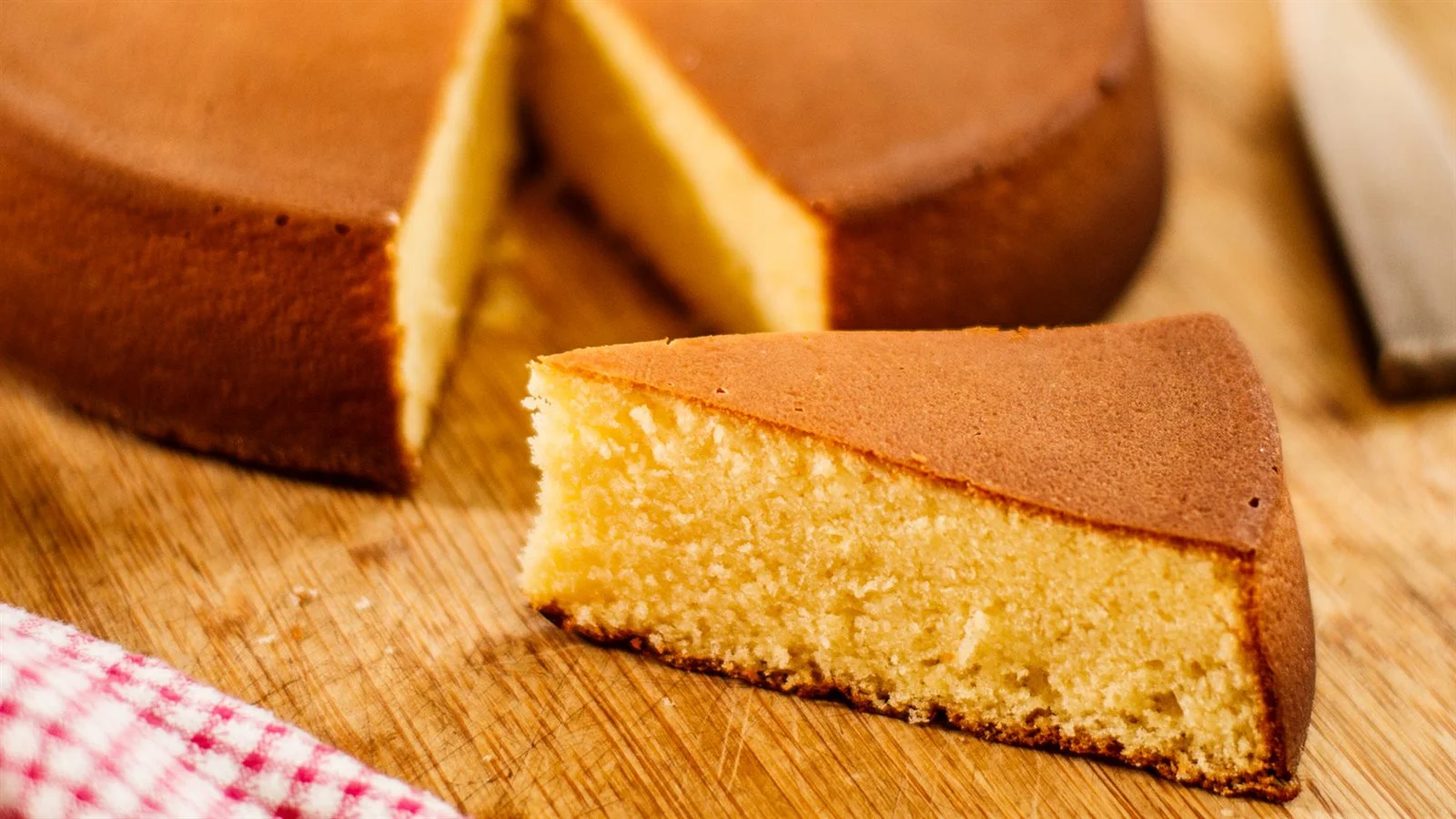 بطعم مميز على الفطور أو العشاء .. طريقة عمل الكيكة الهشة العادية 5 بطعم مميز على الفطور أو العشاء .. طريقة عمل الكيكة الهشة العادية