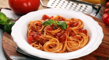 المكرونة بالصوص الأحمر