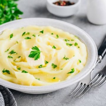 حضري سلطة بطاطس بوريه بالزبدة والحليب لذيذة قدميها مع كل وجباتك