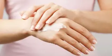 ليكي ولجمالك.. وصفة مبهرة من 5 مكونات طبيعية وآمنة في المنزل لتفتيح اليدين