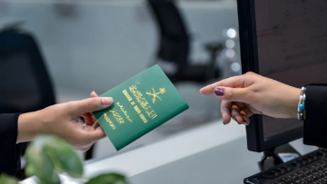 كيفية تمديد تأشيرة الخروج والعودة عبر منصة أبشر إلكترونياً وخطوات الاستعلام عن صلاحية الإقامة