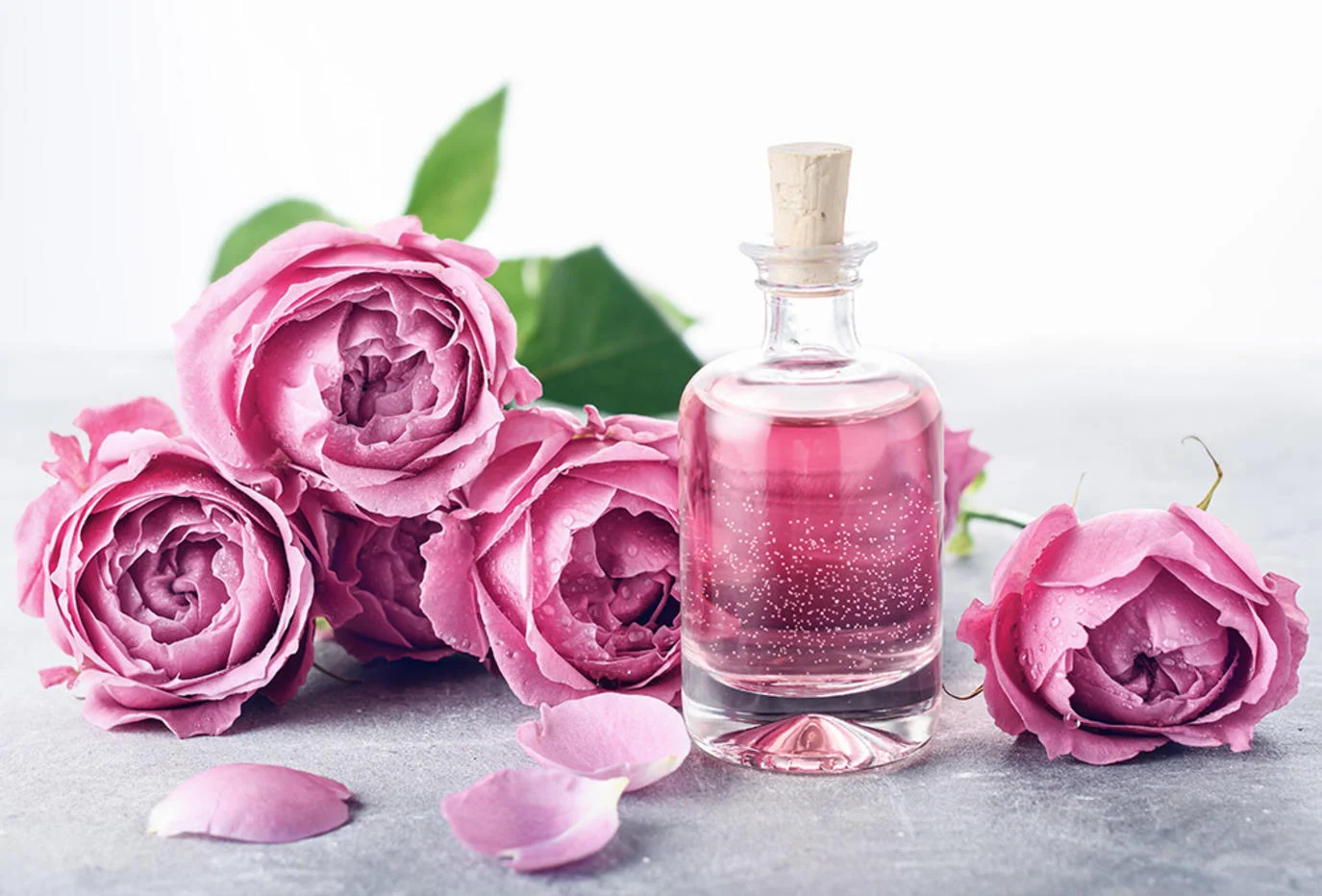 طرق تنظيف البشرة بماء الورد وفوائد تنظيفها 2 طرق تنظيف البشرة بماء الورد وفوائد تنظيفها