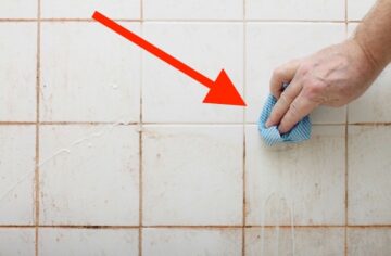 بدون تعب أو مجهود.. طريقة تنظيف سيراميك الحمام من الاوساخ والاصفرار والبقع الصعبة بمكون موجود في مطبخك