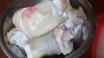 قبل العيد.. تعملي طريقة تنظيف الكوارع من الشعر وإزالة الزفارة بمكون موجود في مطبخك هتبقى بيضه زي القشطة