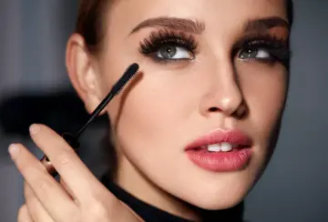 نظرة ساحرة.. أسرار تطويل الرموش وجعلها تتألق بجمال فائق