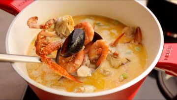 طريقة عمل شوربة السي فود بمكوناتها البحرية الرائعة المغذية