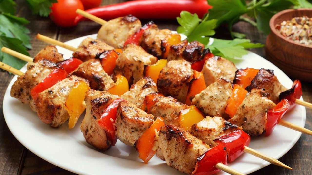 طعم يفوق التوقعات.. اكتشفي سر عمل شيش طاووق محضر في المنزل بنكهة تنافس المطاعم 5 طعم يفوق التوقعات.. اكتشفي سر عمل شيش طاووق محضر في المنزل بنكهة تنافس المطاعم