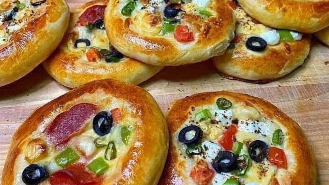 وجبات خفيفة وشهية لسهرة ممتعة.. تعرف على طريقة عمل الميني بيتزا في المنزل