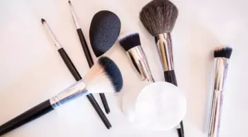 طريقة تنظيف أدوات المكياج
