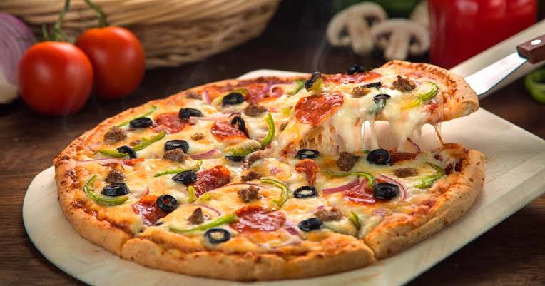 طريقة عمل البيتزا الايطالي السريعة في المنزل بأسرع الخطوات ومذاق لذيذ