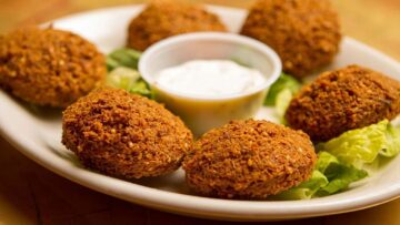 وجبة فرعونية قديمة.. طريقة عمل الطعمية المصرية في المنزل دون الحاجة لشراءها من المطاعم!!