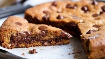 طريقة عمل كيكة الكوكيز طرية ولذيذة هتخلص في 10 دقايق