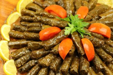 طريقه عمل محشي ورق العنب بخطوات سهلة بسر الخلطة الشهية