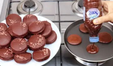 في 3 دقايق جهزي أشهى الحلويات.. كب كيك الطاسة بالشوكولاتة وحشو الكريمة هش وخفيف والطعم رااائع