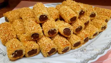 اعرفي معانا طريقة تحضير مخبوزات المنين بالسمسم قدميه مع شاي بلبن