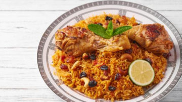 وجبة المطبخ الخليجي الأساسية.. خطوات تحضير الكبسة السعودي بالدجاج