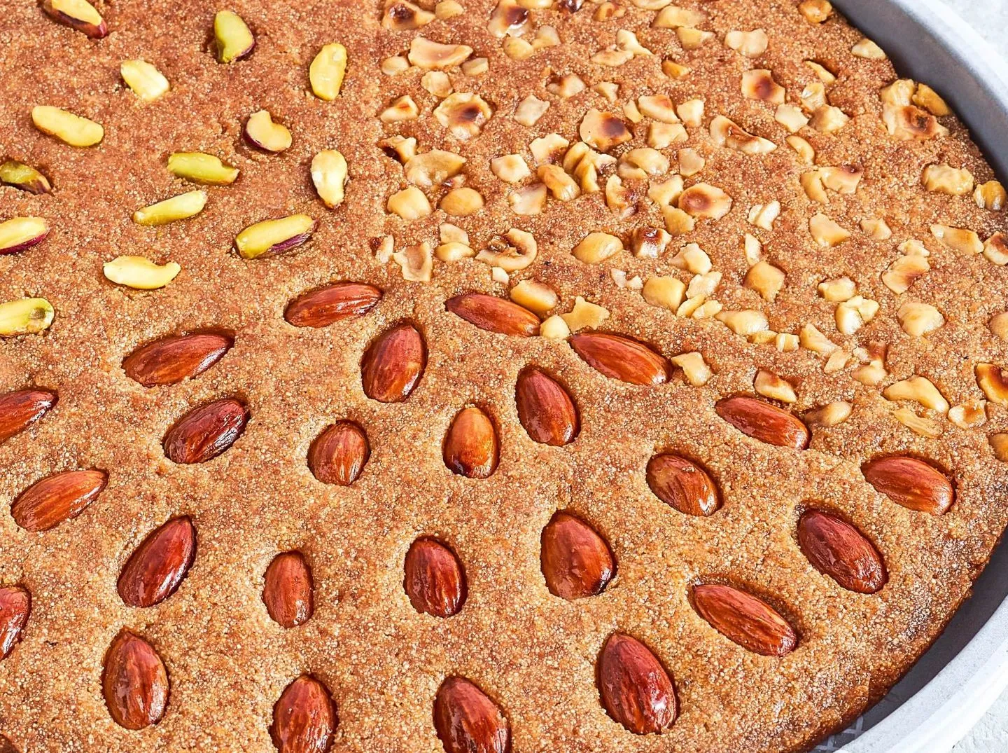 بأقل التكاليف وأشهى طعم .. طريقة عمل النمورة السورية باللوز والمقادير بالكوب 5 بأقل التكاليف وأشهى طعم .. طريقة عمل النمورة السورية باللوز والمقادير بالكوب