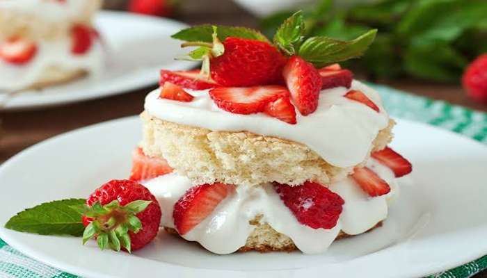بنص كوب دقيق فقط اعملي كيك الزبادي بنكهة الفراولة في البيت 5 بنص كوب دقيق فقط اعملي كيك الزبادي بنكهة الفراولة في البيت