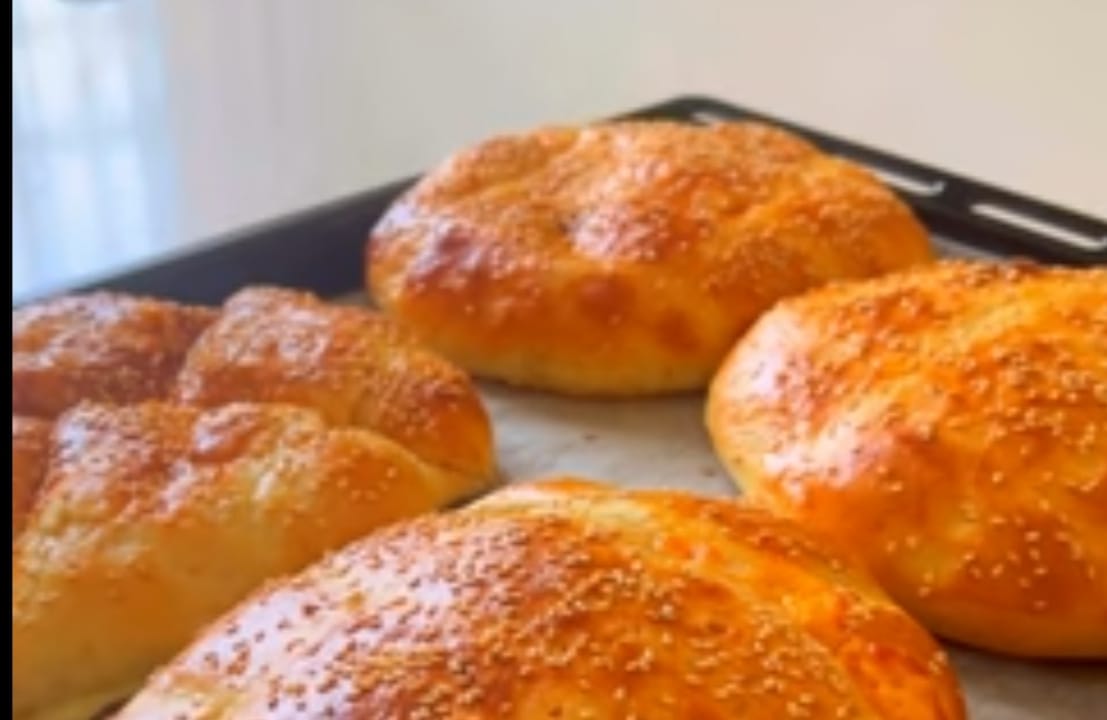 طريقة بسيطة لعمل خبز الجبن بالزبدة بقوام هش ورائع