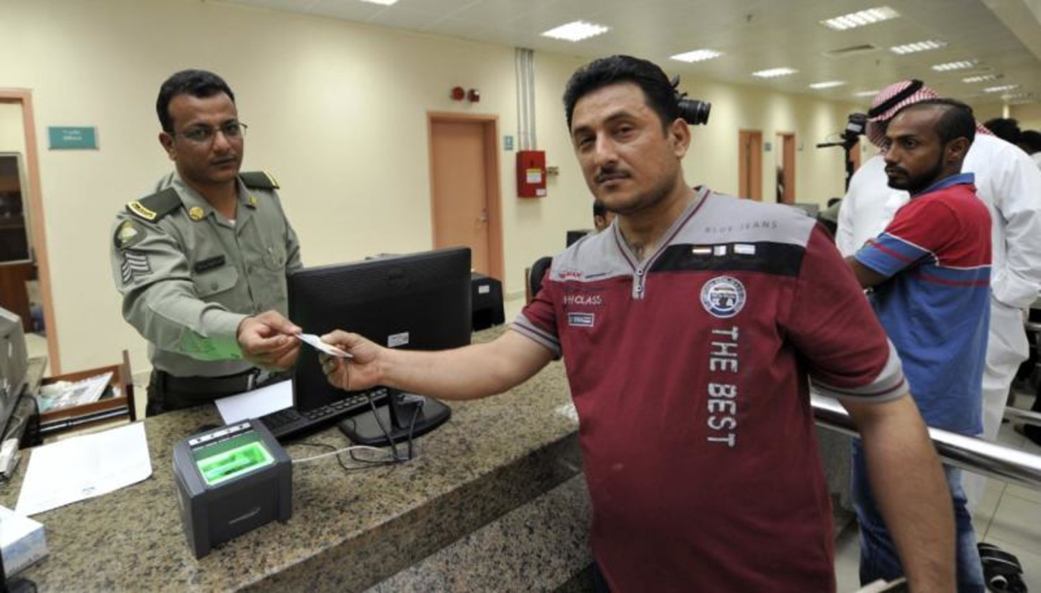 الجوازات تُصدر تنبيه هام للمواطنين والمقيمين بشأن حالة تحويل تأشيرة الزيارة العائلية إلى إقامة 2 الجوازات تُصدر تنبيه هام للمواطنين والمقيمين بشأن حالة تحويل تأشيرة الزيارة العائلية إلى إقامة