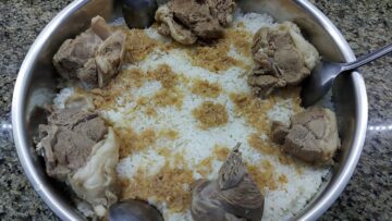 أكلة اول يوم العيد.. الفتة الضاني بالخل والثوم اعمليها وريحتها هتجيب الشارع من جمالها