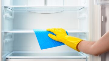 طريقة تنظيف الثلاجة والتخلص من الروائح الكريهة بكل سهولة ومكونات متوفرة