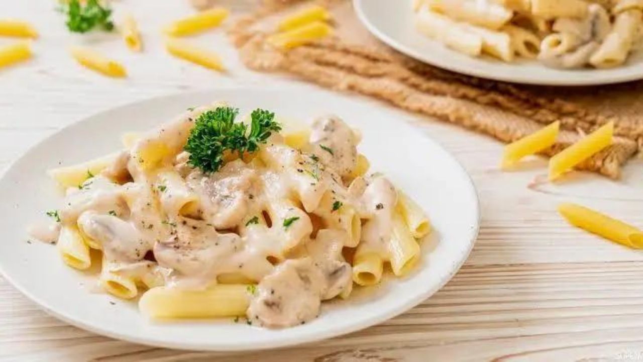 في دقائق معدودة وبمكونات بسيطة .. طريقة عمل المكرونة بالمشروم والوايت صوص 5 في دقائق معدودة وبمكونات بسيطة .. طريقة عمل المكرونة بالمشروم والوايت صوص
