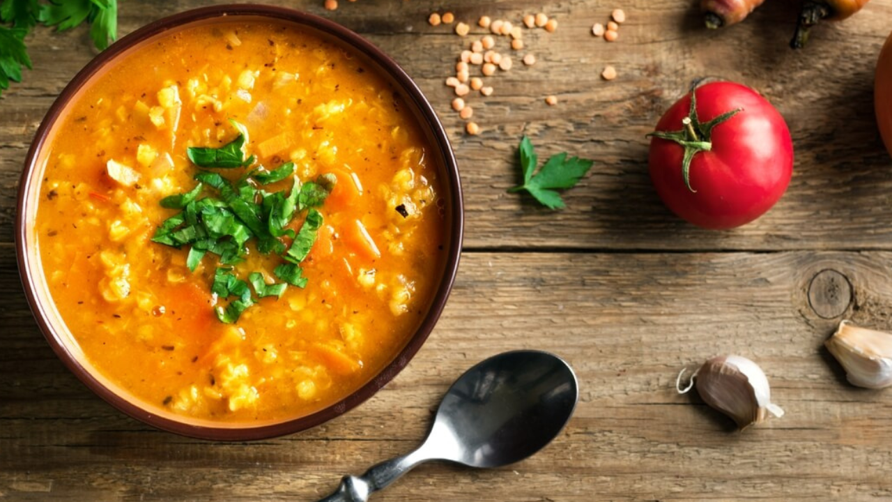 احلى شوربة.. طريقة عمل شوربة العدس في المنزل بطعم لا يقاوم 2 احلى شوربة.. طريقة عمل شوربة العدس في المنزل بطعم لا يقاوم