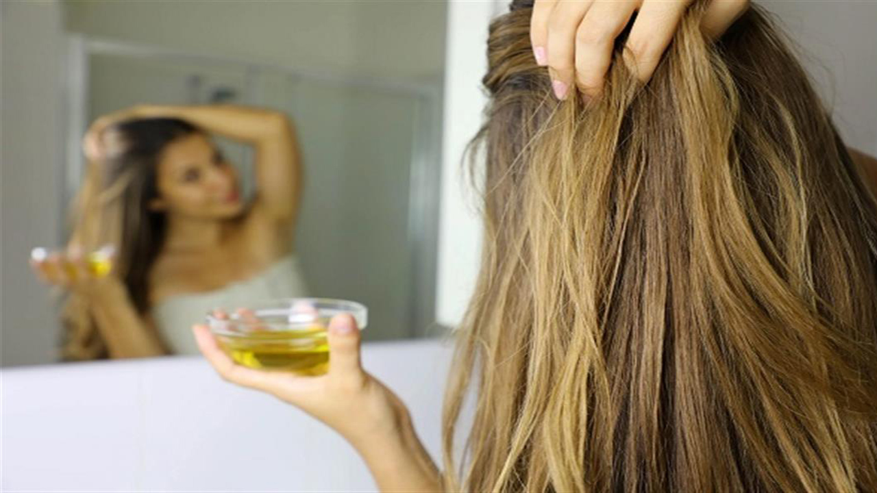 طريقة استخدام زيت الزيتون للشعر للتخلص من التشابك والجفاف وتنعيم الشعر 5 طريقة استخدام زيت الزيتون للشعر للتخلص من التشابك والجفاف وتنعيم الشعر