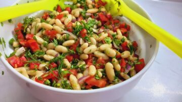 طريقة عمل سلطة الفاصوليا البيضاء لتقديمها بجانب الأطباق الرئيسية بالغداء