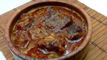 أحلى أكلة لرابع يوم العيد.. طريقة عمل طاجن لحمة بالبصل بأحلى وألذ طعم