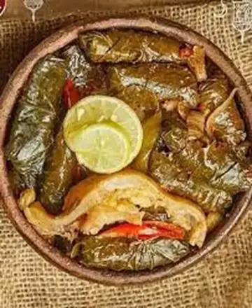 اعمليه على الغدا لجوزك وأولادك بطعم رهييب..  طريقة عمل طاجن ورق العنب بالكوارع بكل حركاته وتكاته
