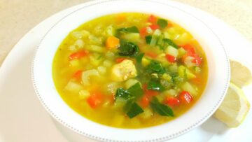 طريقة عمل شوربة الخضار بمرقة الدجاج الصحية بمكونات متوفرة في البيت