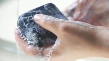 فحماية صغيرة هتخليكي تصنعي صابونة الفحم للبشرة للقضاء على حب الشباب والالتهابات جربي