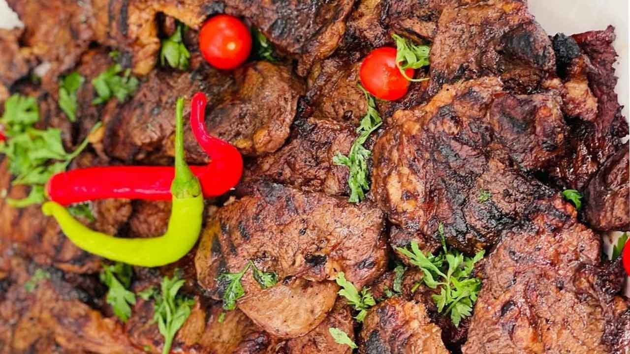 عشان اللحمة تبقى طرية ولذيذة..طريقة عمل اللحم المشوية في المنزل بطعم لذيذ في العيد زي المطاعم والسر في التتبيلة 5 عشان اللحمة تبقى طرية ولذيذة..طريقة عمل اللحم المشوية في المنزل بطعم لذيذ في العيد زي المطاعم والسر في التتبيلة