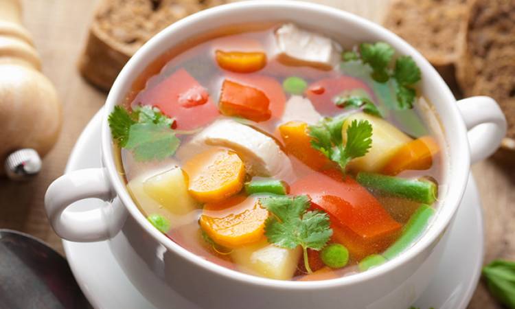 طريقة عمل شوربة الخضار في المنزل بطريقة سهلة وغير مكلفة وصحية