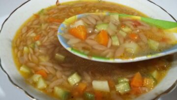 طريقة عمل شوربة لسان العصفور بالخضروات لتقديمها للأطفال بشكل وطعم رائع